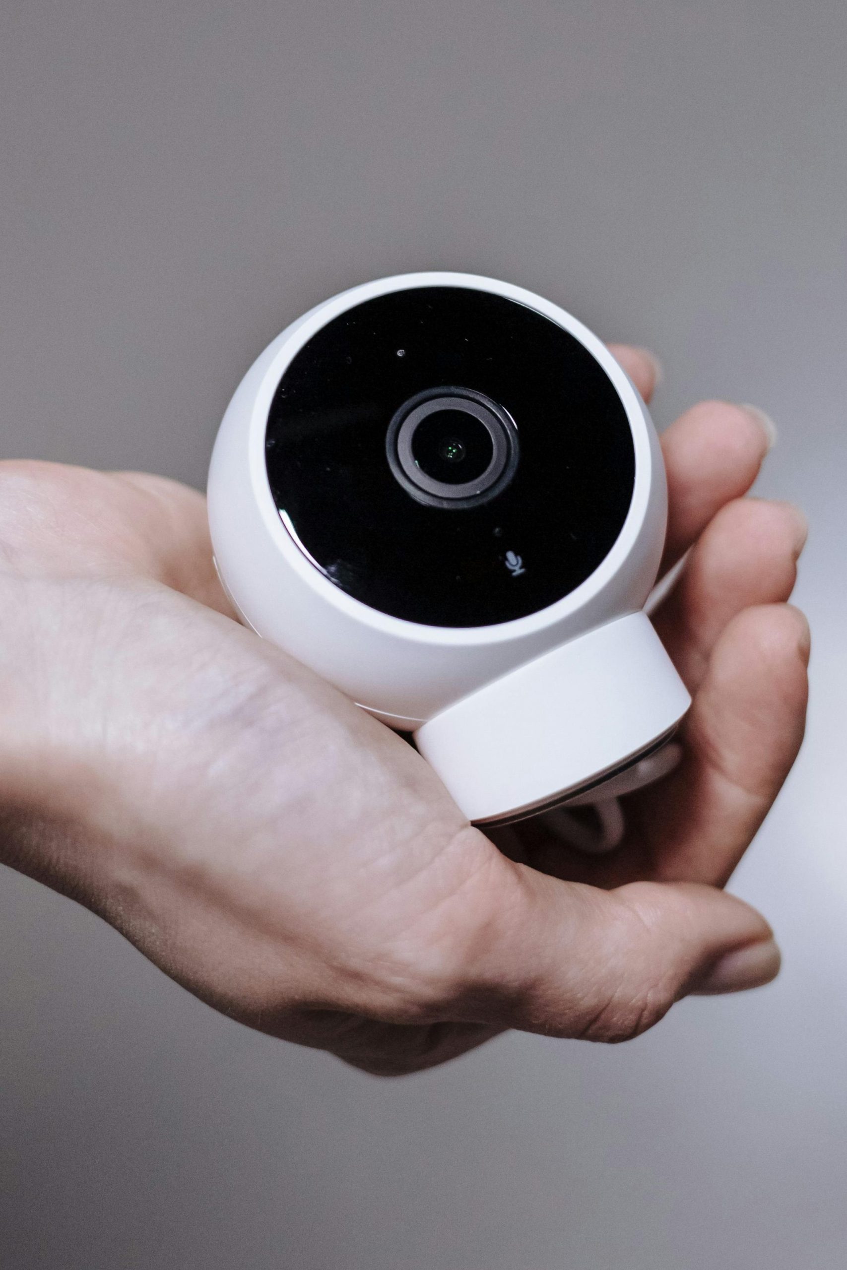 Nahaufnahme einer Kamera-Linse – moderne Technik, wie sie auch bei einem Babyphone zur Videoüberwachung von Babys zum Einsatz kommt.